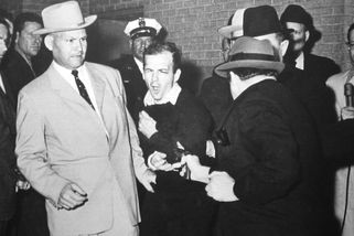 Jacku! Nestřílej! Slavná fotografie okamžiku vraždy Lee Harveyho Oswalda Jackem Rubym šokovala svět - Médium.cz